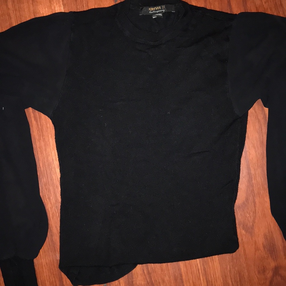 Black shirt wit see threw sleeves